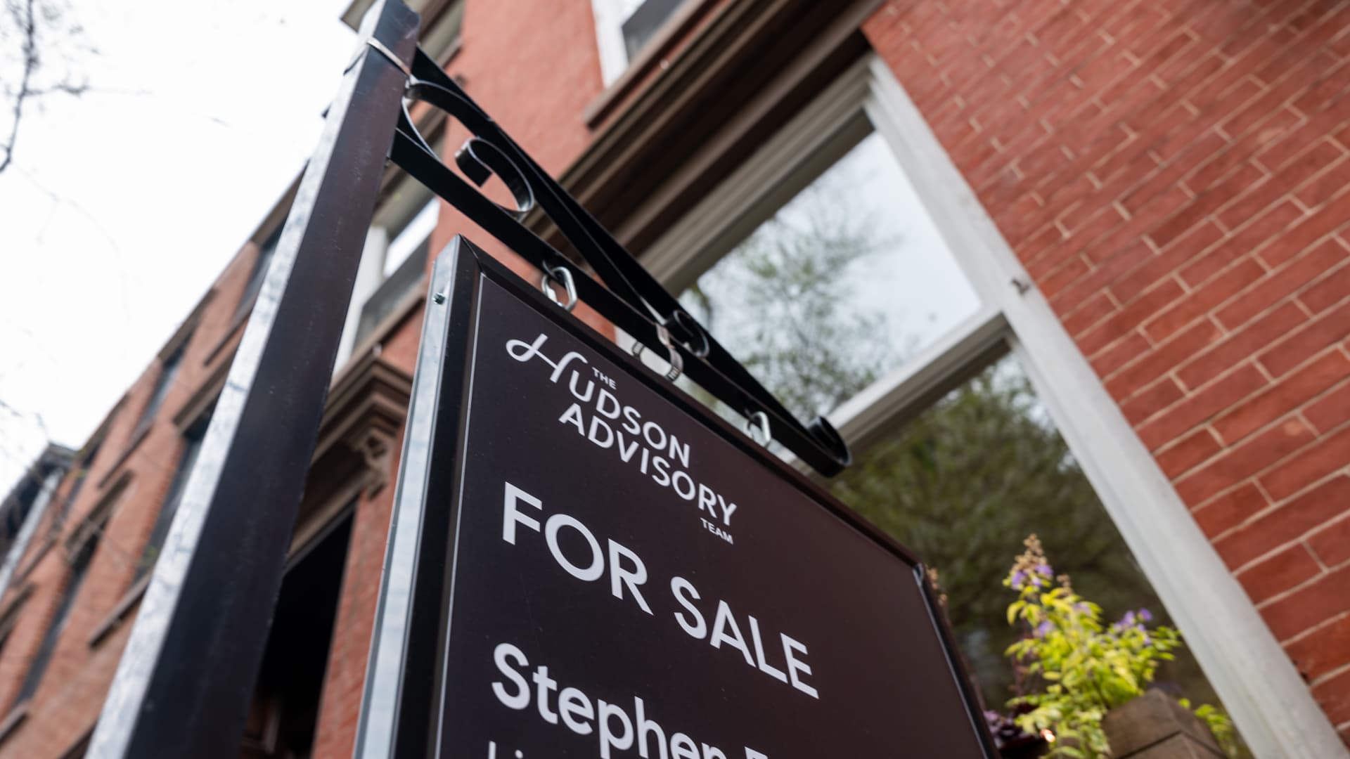 Mortgage Rates Top 7% Amid Bond Market Turmoil