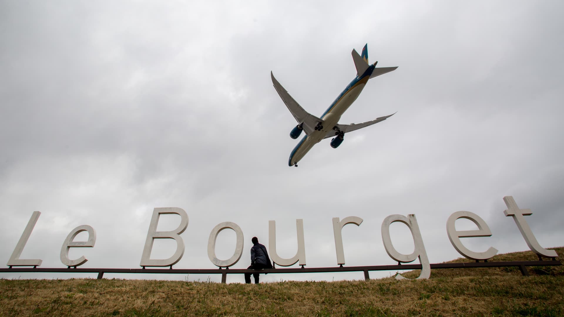 Boeing Dreamliner Crash Overshadows Paris Air Show Amid Military Escalations