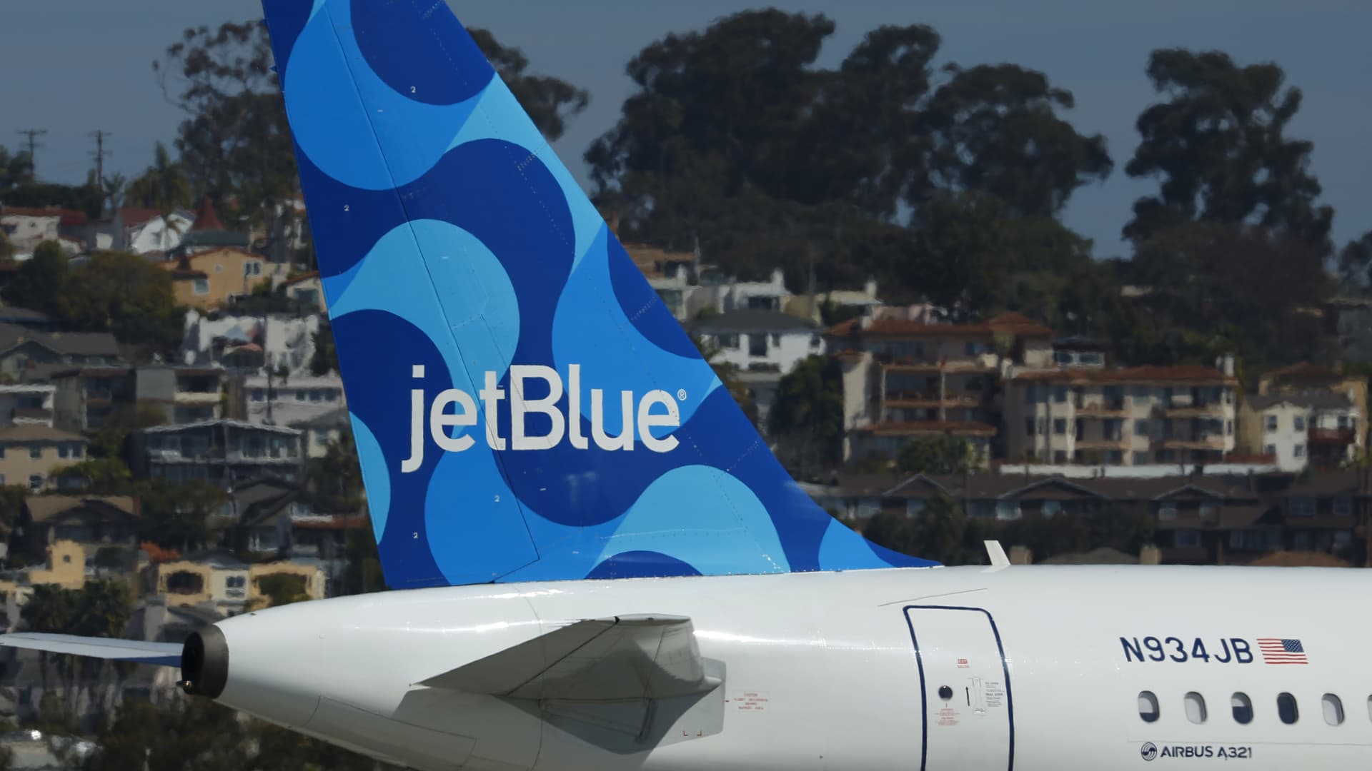 JetBlue to Cut Flights and Costs Amid Uncertain 2025 Break-Even Prospect