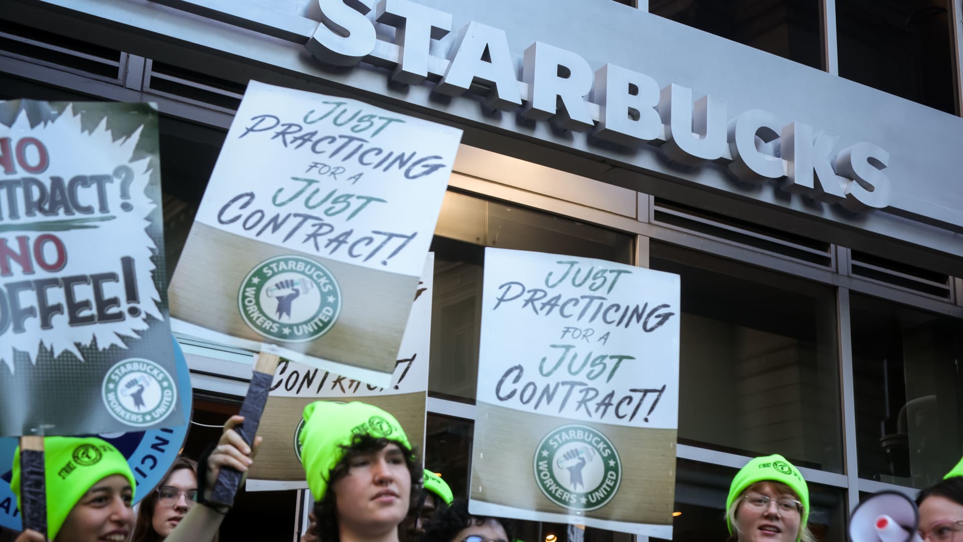 More than 100 lawmakers push Starbucks to resume union negotiations