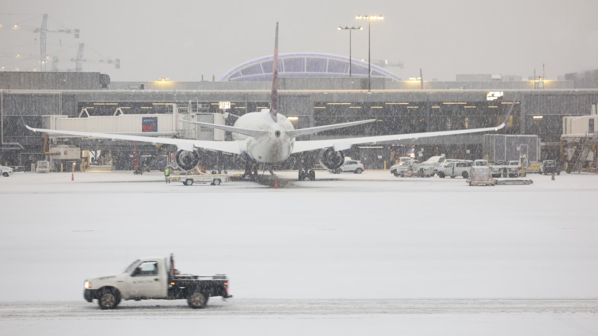 Airlines Cancel More Than 3,000 U.S. Flights Amid Storm, Delta Slide Evacuation