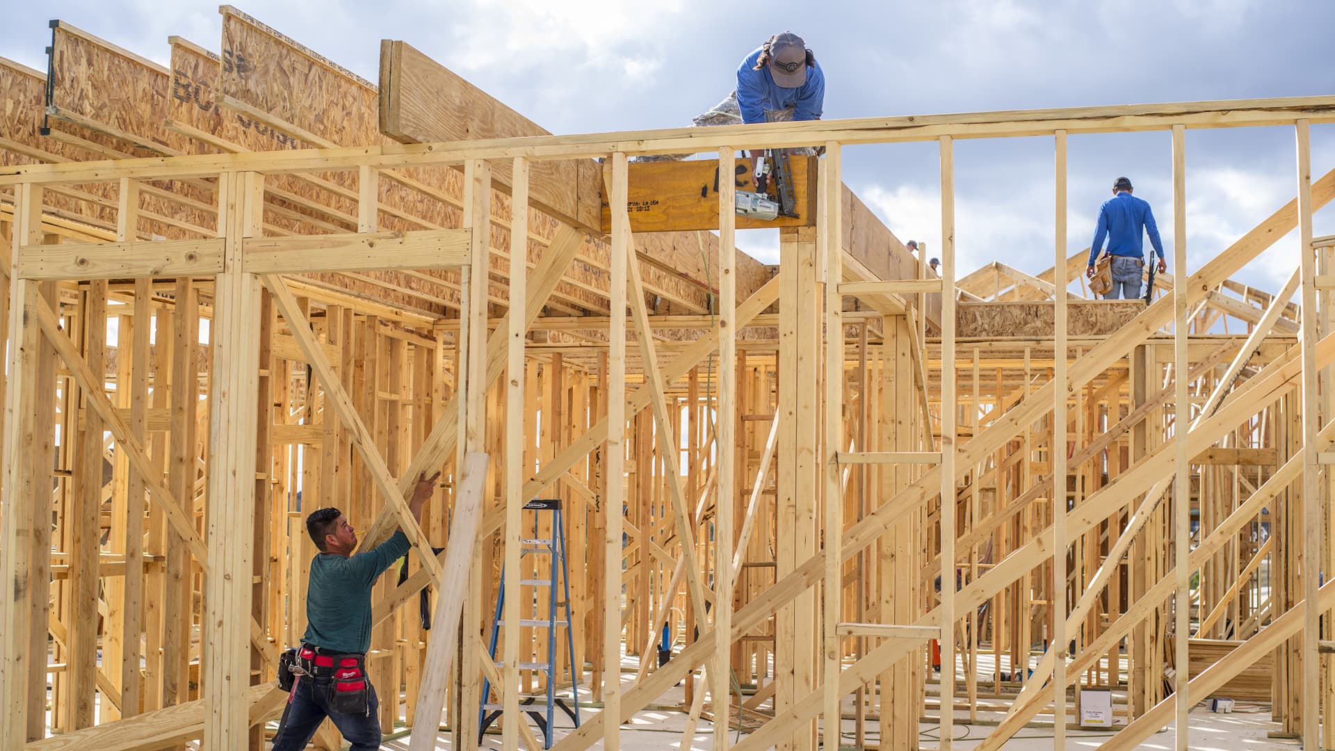 Homebuilder sentiment falls in February amid tariff worries