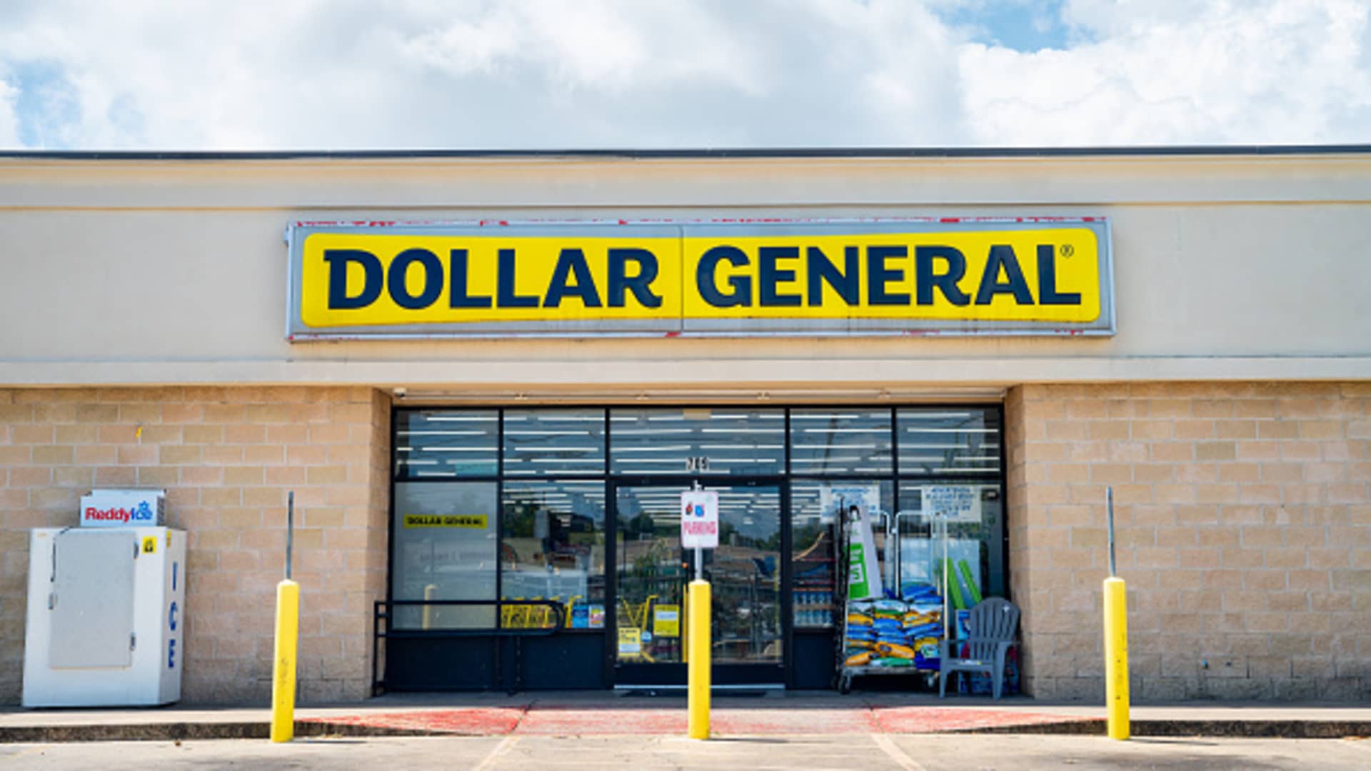 Dollar General CEO Warns Consumers Are Cash-Strapped, 2025 Won’t Be Better