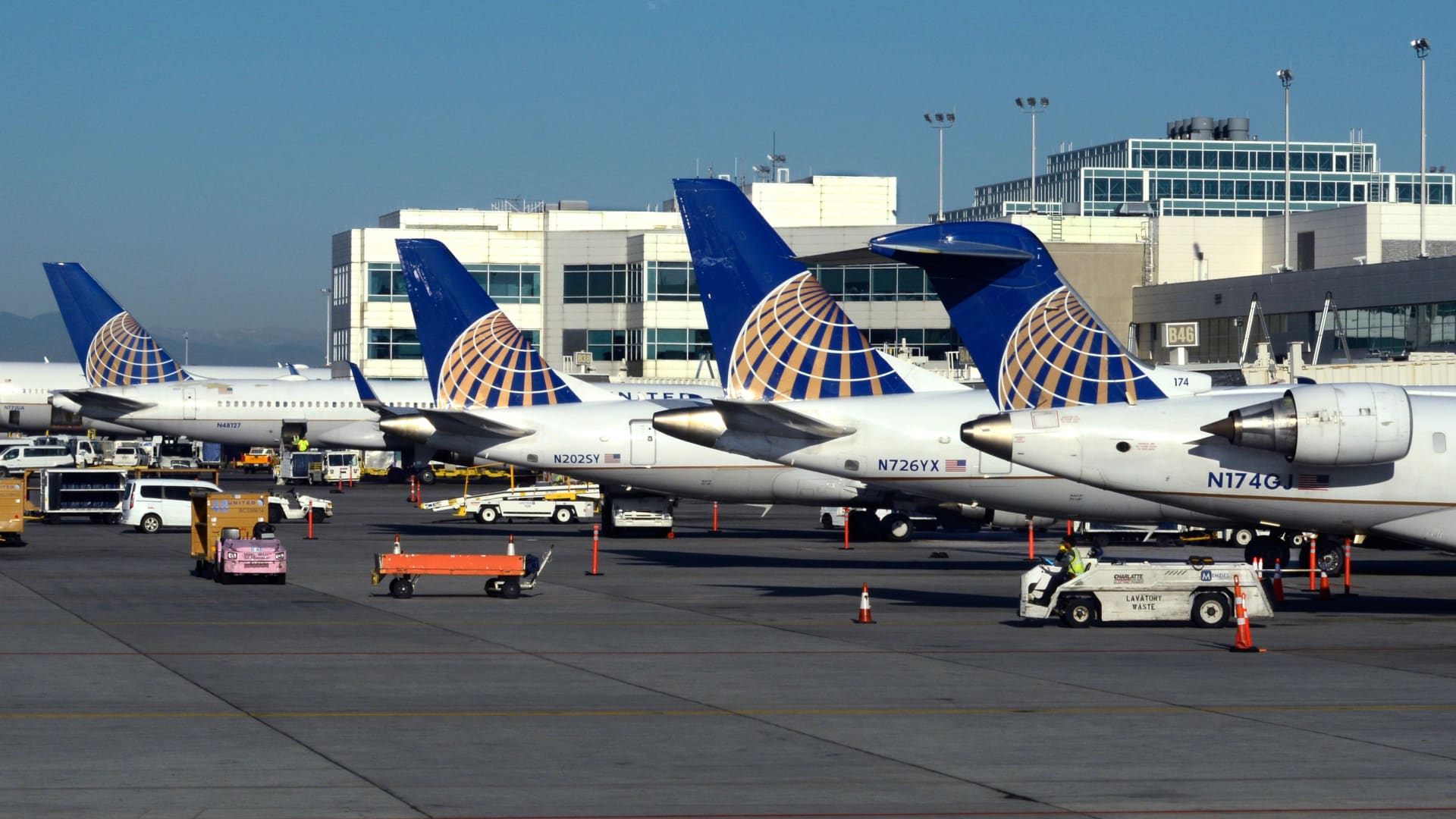 United Airlines raises annual fees for lounges, rewards credit cards