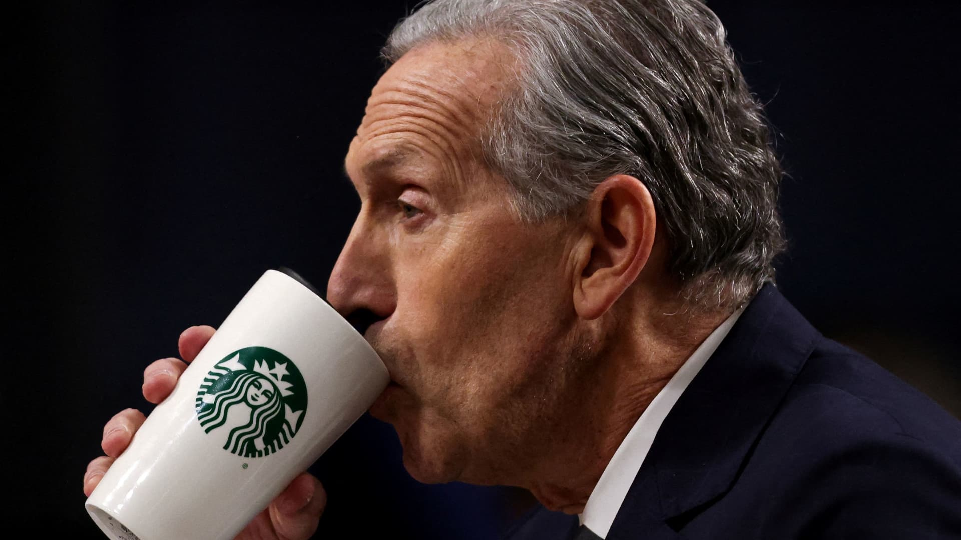 Howard Schultz Supports CEO Brian Niccol’s Strategy Howard Schultz Supports CEO Brian Niccol’s Strategy