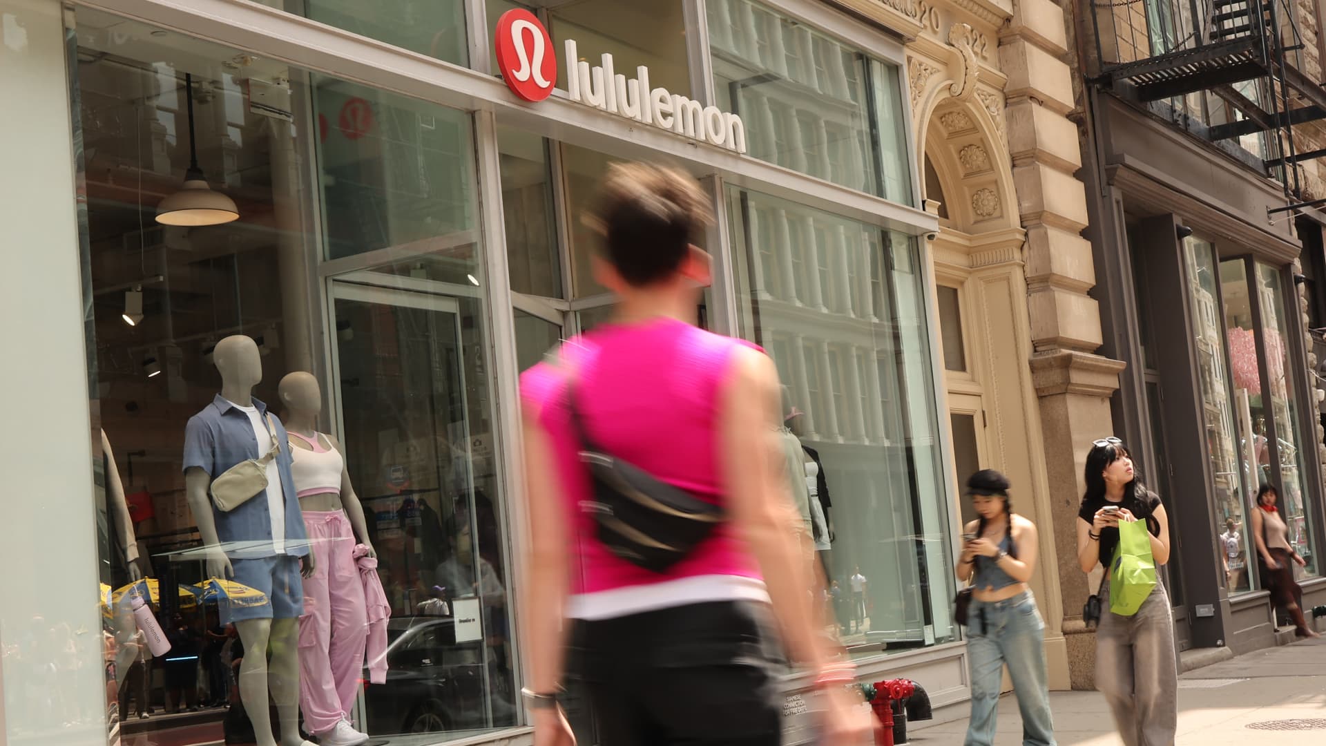 Lululemon Stock Plunges 23% Despite Beating Q1 Expectations Lululemon Stock Plunges 23% Despite Beating Q1 Expectations